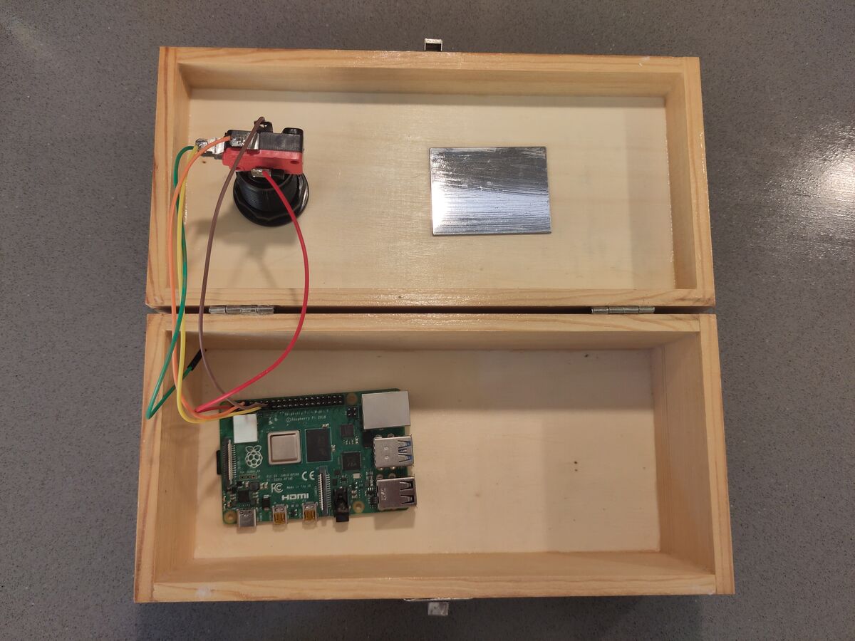 Einbau in die alte Holzkiste, die ursprünglich ein Humidor werden sollte